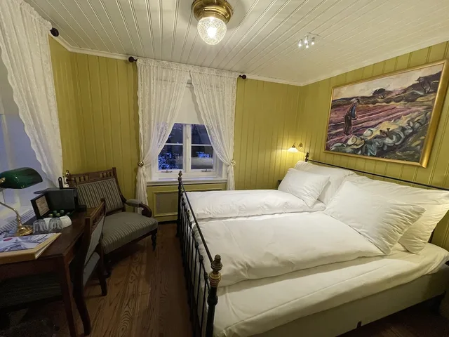 غرفة ديلوكس بسرير كينج بشرفة، Ramme Fjordhotel 1/3