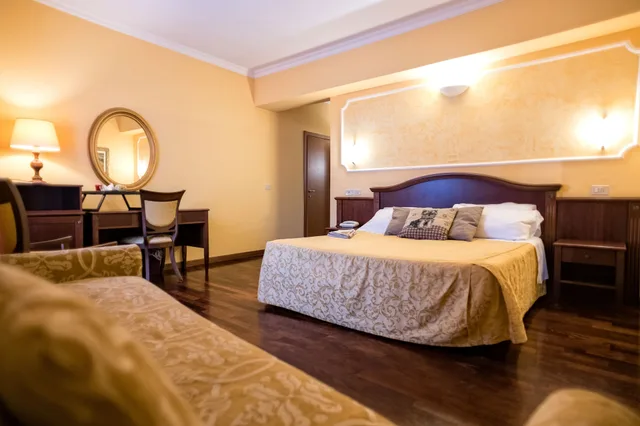 غرفة رباعية، Grand Hotel Italia 2/2