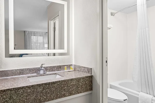 غرفة بسرير كينج، Days Inn by Wyndham Salem, VA 7/9