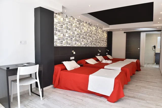 Standard, Quadruple, 4 Beds, Two Extra Beds، Hotel Zen Airport 3/10