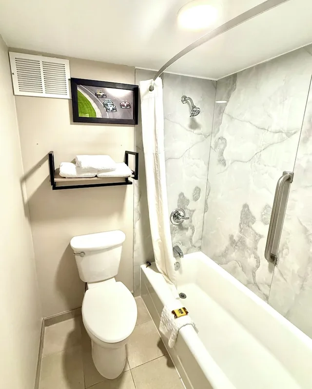 غرفة قياسية بسرير كينج، Best Western Plus Indianapolis North at Pyramids 10/10