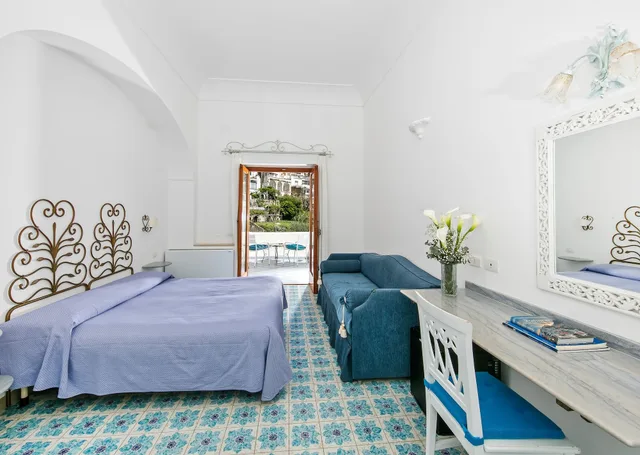 غرفة مزدوجة سوبيريور بإطلالة جزئية على البحر، Hotel Vittoria Positano 1/5