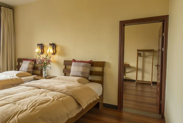 غرفة رباعية بسرير كوين وسريرين منفصلين، Snow Lion Riverside Resort 3/10