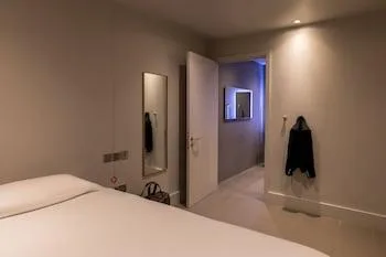 Cocoon 2, Single Bed, Accessible, Zedwell Piccadilly Circus 2/3