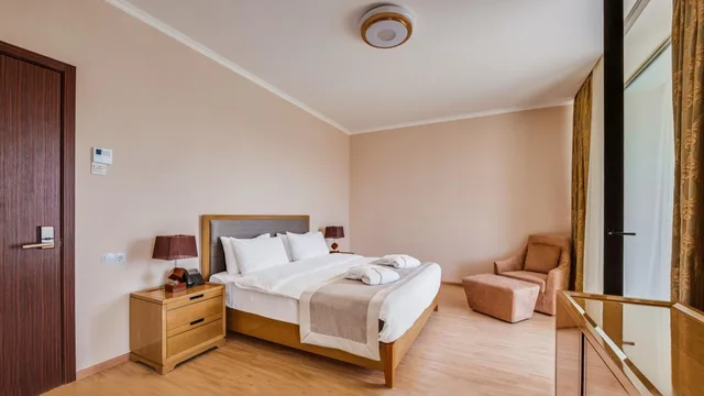 جناح بشرفة، Lisi Hills Hotel 6/10