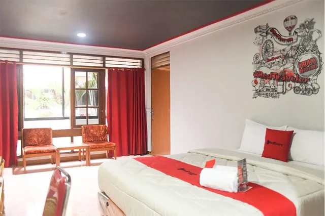 غرفة بسرير مزدوج، RedDoorz Plus near RSCM Jakarta 1/3