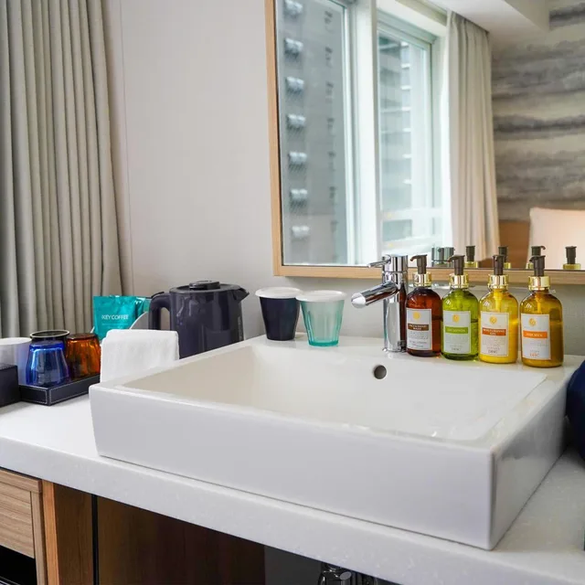 غرفة بسرير كينج وسرير كوين، Toranomonholic Hotel 4/5