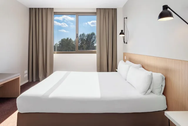 غرفة بسرير كوين، B&B HOTEL Barcelona Sant Cugat 1/7