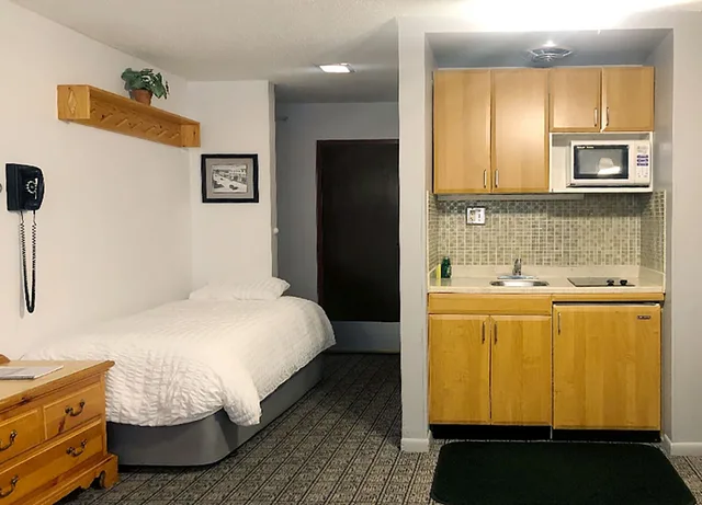 Room, 1 Single and 2 Queen Beds, Low Floor، Tyrolean Lodge 7/9