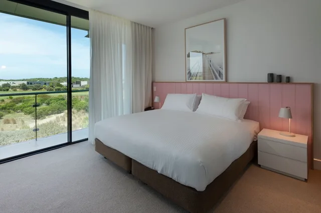 2 Bedrooms, Junior Suite, 2 King Beds, Golf Course View، The Sands Torquay 1/4