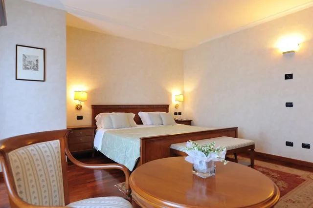 جناح جونيور، Hotel Roxy Plaza 3/7