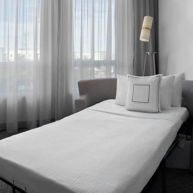 جناح بسريرين كينج مع أريكة، Courtyard By Marriott Delray Beach 1/3
