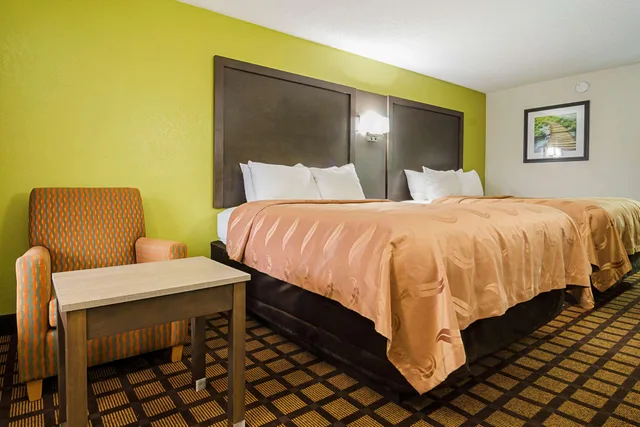 غرفة بسريرين كوين للمدخنين، Quality Inn Raeford, NC 2/4