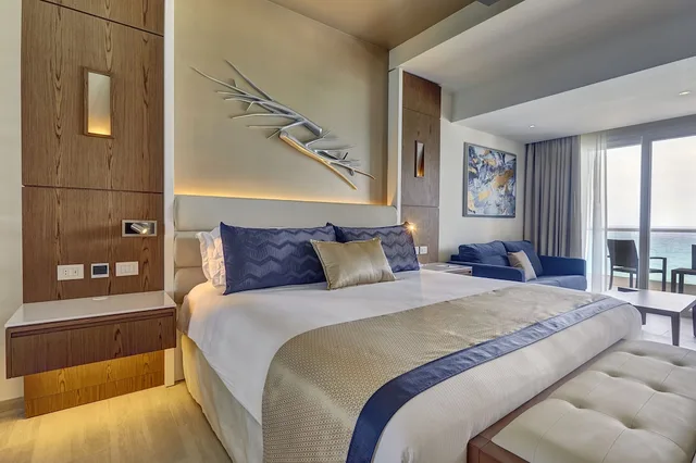 2 Bedrooms, Diamond Club, Presidential, Luxury, Suite, 1 King and 2 Queen Beds, Ocean Front, Sofa، Royalton CHIC Cancun, An Autograph Collection (ex Royalton Cancun) 1/7