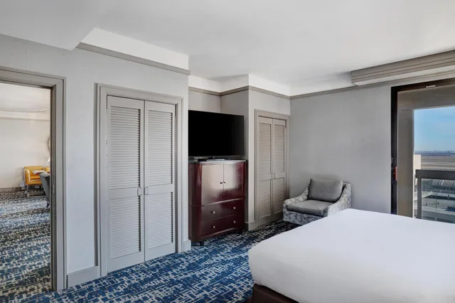 جناح، Hyatt Regency DFW International Airport 3/5