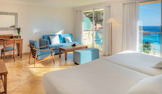 جناح جونيور مفردة بسريرين منفصلين بإطلالة جزئية على البحر مع أريكة، H10 Blue Mar - Adults Only 5/10