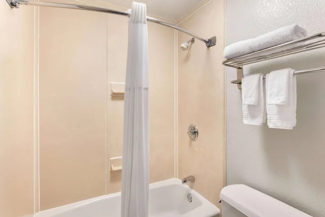 Study, King Bed, Sofa، Days Inn by Wyndham Paris 4/4