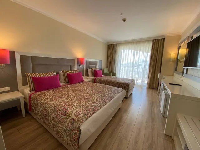 غرفة قياسية بسرير مزدوج وسرير فردي بإطلالة جزئية على البحر، Orange County Belek 2/10