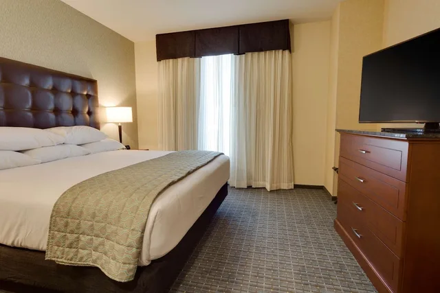 غرفة بسرير كينج لذوي الإعاقة، Drury Plaza Hotel St. Louis St. Charles 2/4