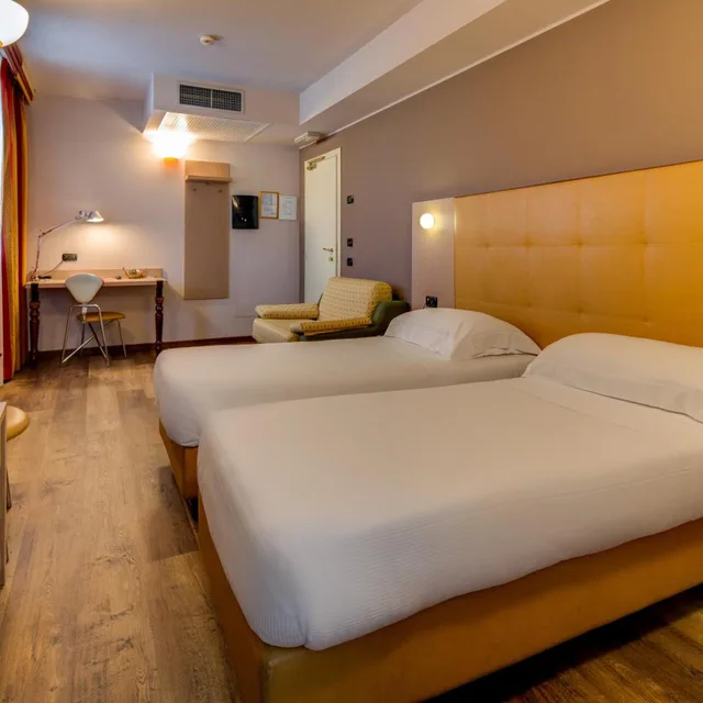 غرفة ثلاثية، Art & Hotel Aeroporto 1/8
