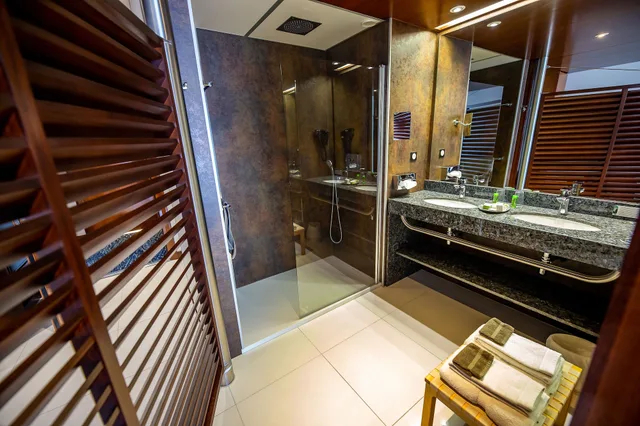 Standard, Queen Bed, Courtyard Area، HOTEL LE GRAND PAVOIS 8/8