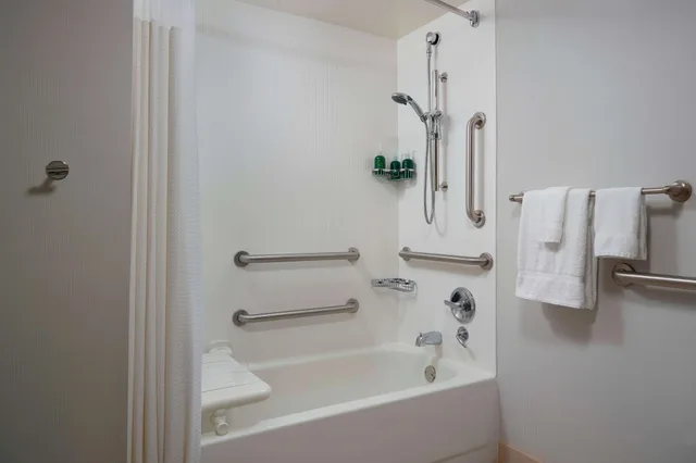 غرفة بسرير كينج مع أريكة بحوض استحمام لذوي الإعاقة، Sonesta Select Newport Middletown 5/6