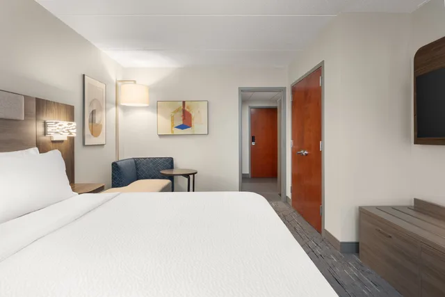 غرفة قياسية بسرير كينج بحوض استحمام، Comfort Inn & Suites Hawthorne NY 1/2
