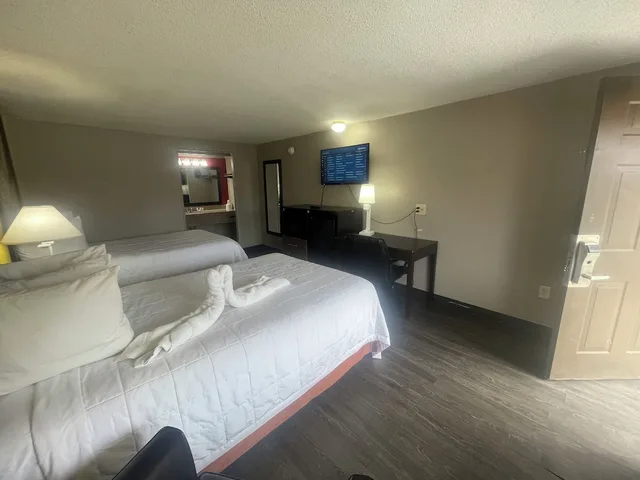 غرفة بسريرين مزدوجين، Super 8 by Wyndham Monroe 2/9