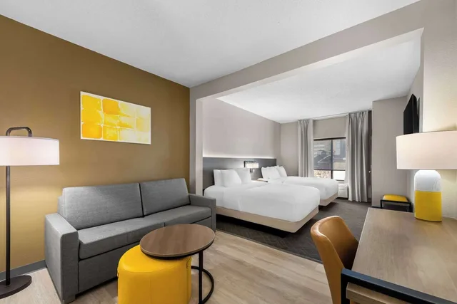 جناح بسريرين كوين مع أريكة، Comfort Suites Stevens Point 1/3