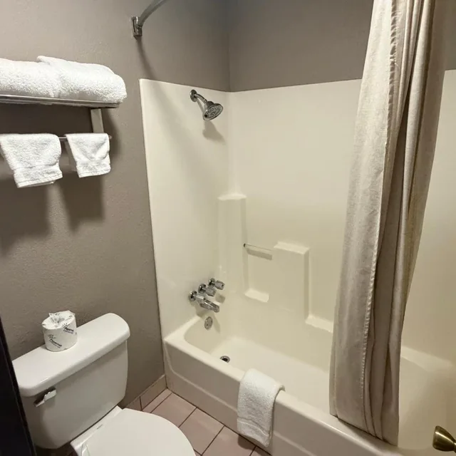 غرفة بسرير كينج للمدخنين، Colonial Inn 6/6