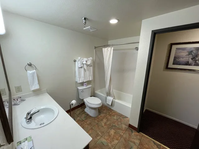 جناح حصري بسريرين كوين بغرفتي نوم مع أريكة بمطبخ، Oakridge Inn 4/4