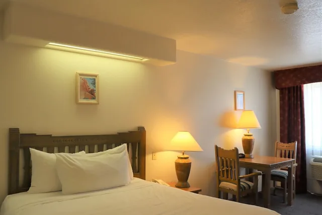 استوديو بسرير كوين يُسمح فيها بالحيوانات الأليفة لذوي الإعاقة، Sagebrush Inn Suites 5/5