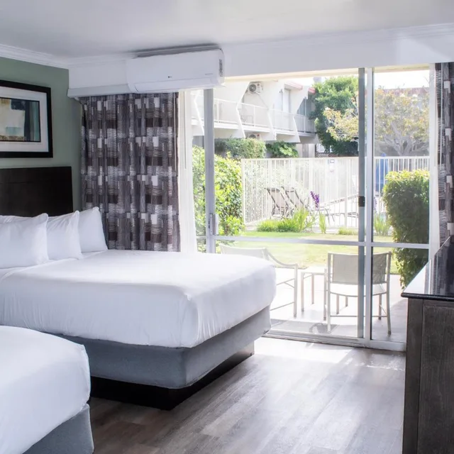 Room, King Bed, 2 Queen Beds, Travelodge By Wyndham Monterey Bay 5/10