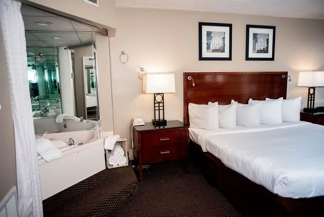 غرفة بسرير كينج بحوض جاكوزي، Altoona Grand Hotel 1/7
