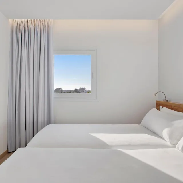 غرفة بسريرين منفصلين، B&B HOTEL Porto Expo Aeroporto 4/5