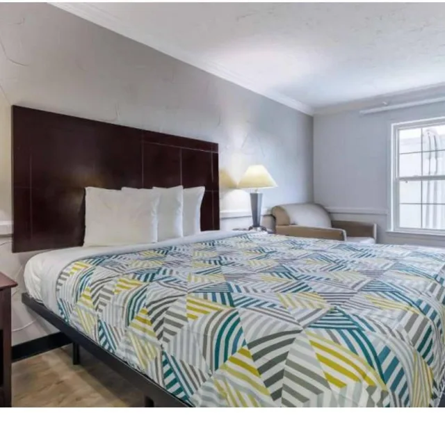 1 King Bed Mobility Accessible RI Shower Nsmk، Motel6 Dallas, TX - Downtown 3/10