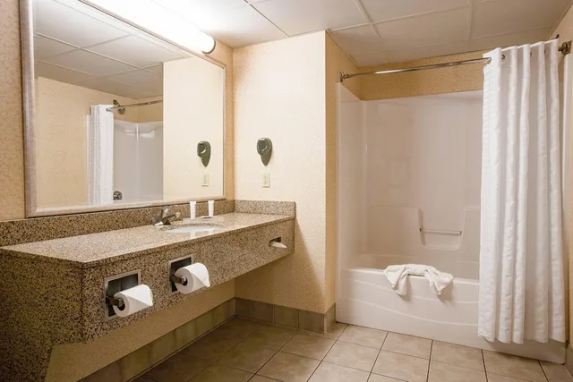 Efficiency, Suite, 2 Queen Beds، Comfort Inn And Suites St. Paul Northeast 3/3