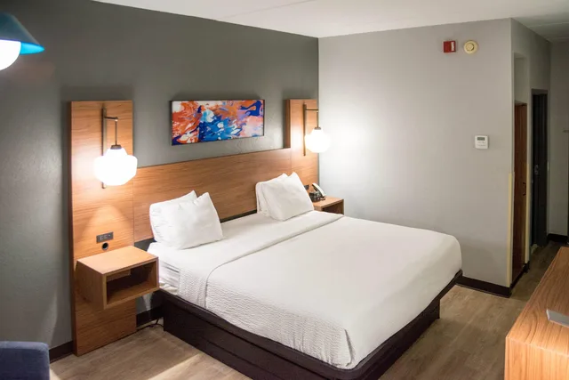 غرفة بسرير كينج بحوض استحمام، La Quinta Inn & Suites by Wyndham Fayetteville I-95 2/5