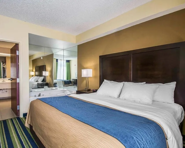 جناح بزنس بسرير كينج مع أريكة لذوي الإعاقة، Comfort Inn & Suites Lantana - West Palm Beach South 1/4