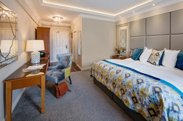 غرفة تنفيذية بسرير كينج، Corks Vienna Woods Hotel and Villas 3/7