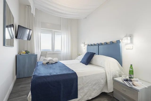 غرفة كلاسيكية بسرير كوين بإطلالة على البحر، La Caletta Hotel 3/7