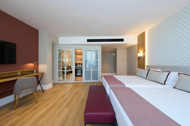 غرفة بريميوم بشرفة مفردة بسرير مزدوج، Hotel Catalonia Ramblas 1/5