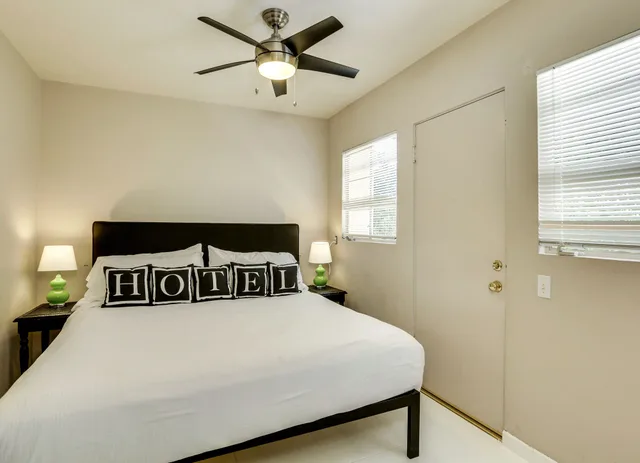 جناح ديلوكس بسرير كينج بغرفة نوم واحدة، The Three Fifty Hotel - Adults Only 1/3