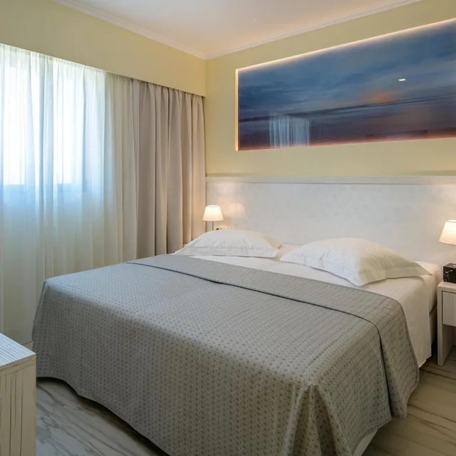 جناح، Alexandra Hotel 6/10