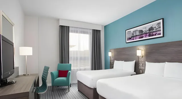 غرفة قياسية ثلاثية بسرير مزدوج وسرير فردي، Leonardo Hotel Southampton 1/2