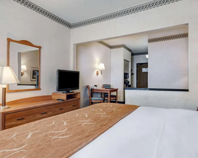 غرفة بسرير كوين، Quality Suites University 1/2