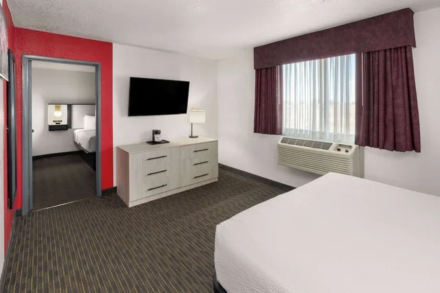 جناح بسريرين كوين بغرفة نوم واحدة، SYLO Hotel Denver Airport, a Ramada by Wyndham 2/5