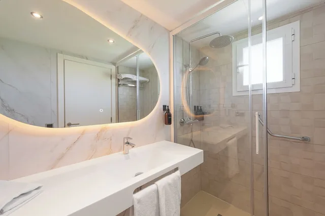 شقة سوبيريور بسريرين منفصلين بإطلالة على المسبح بشرفة مع أريكة، Olive Beach Apartments 9/10