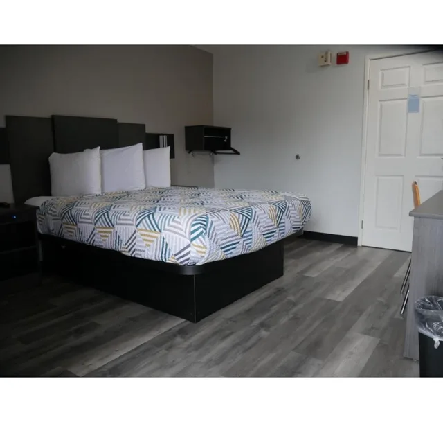 1 Queen Bed Micfridge، Motel6 Tacoma, WA - South 1/5