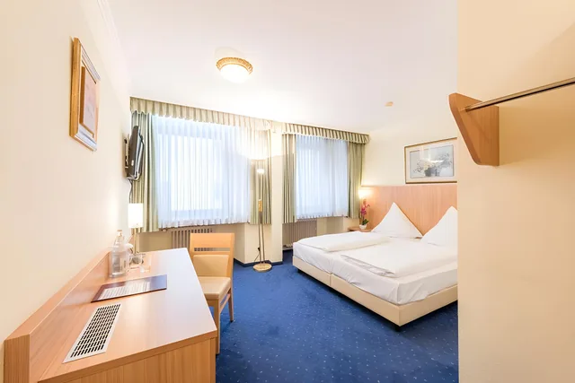 غرفة قياسية بسريرين مزدوجين، Windsor Hotel 1/2